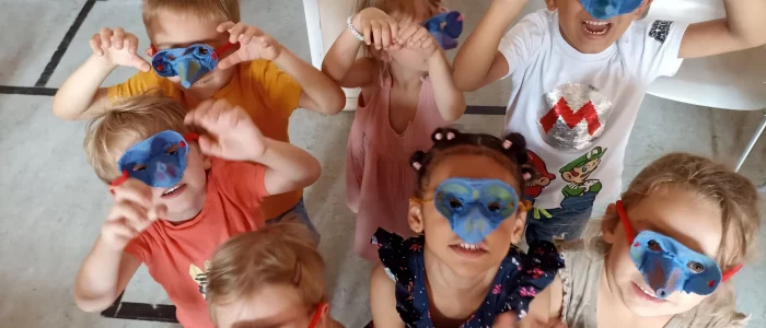 Accueil de loisirs sans hébergement, groupe d'enfants avec des masques qui font peur