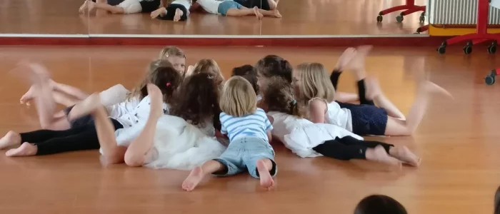 Danse enfant, groupe d'enfant dansant devant leurs parents durant un spectacle
