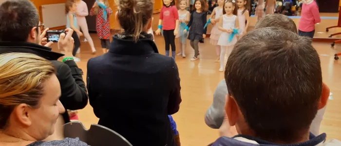 Danse enfant, groupe d'enfant dansant devant leurs parents durant un spectacle
