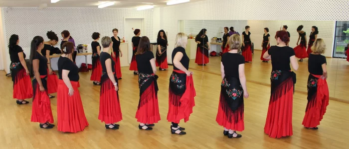 Danse orientale, groupe de femmes en robe dansant