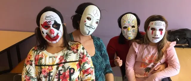 La récré en famille, des gens avec des masques pour halloween