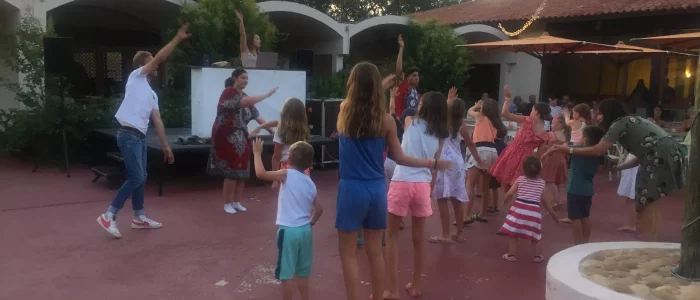 Groupe de jeunes en vacances familiales dansant