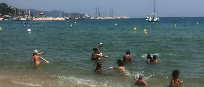 Groupe en vacances familiales se baignant dans la mer