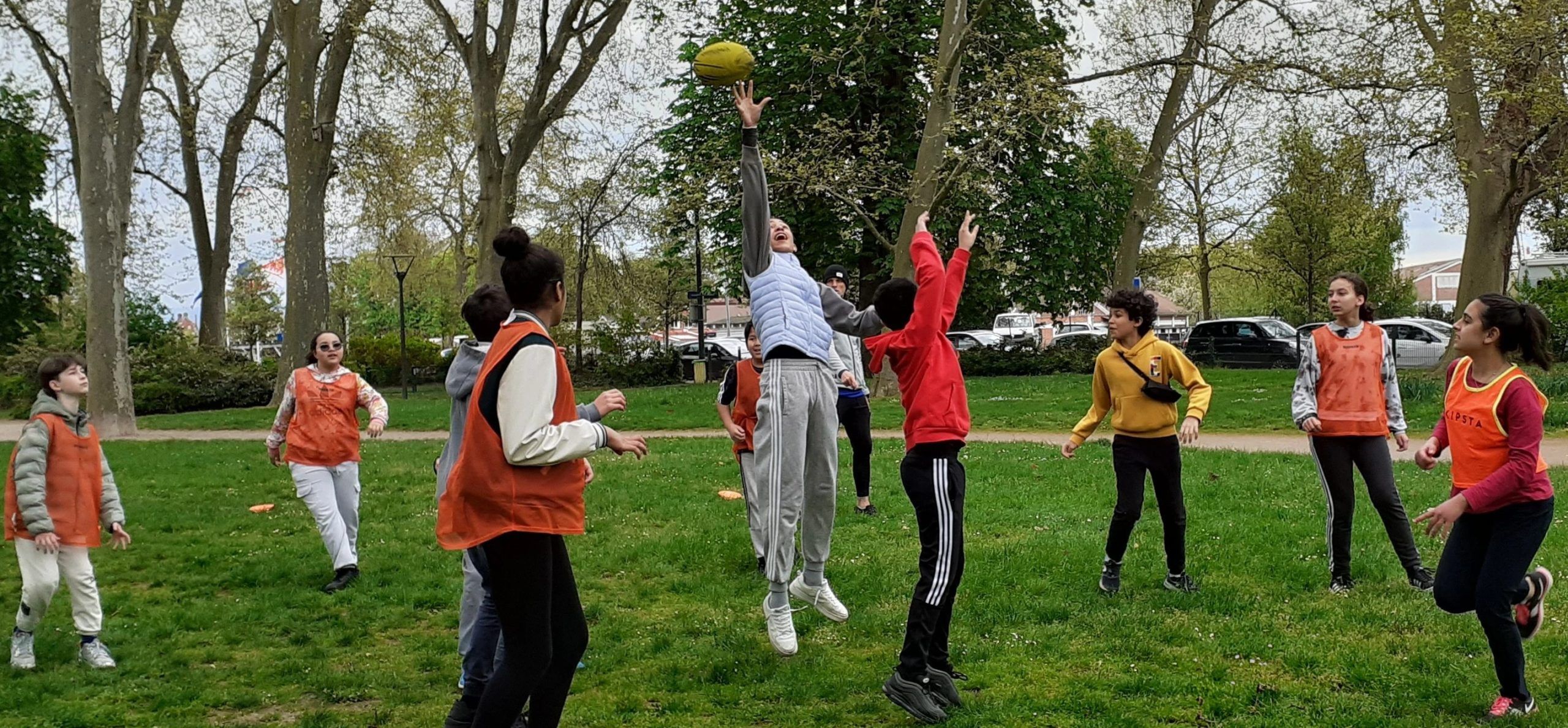 10 jeunes jouant au rugby