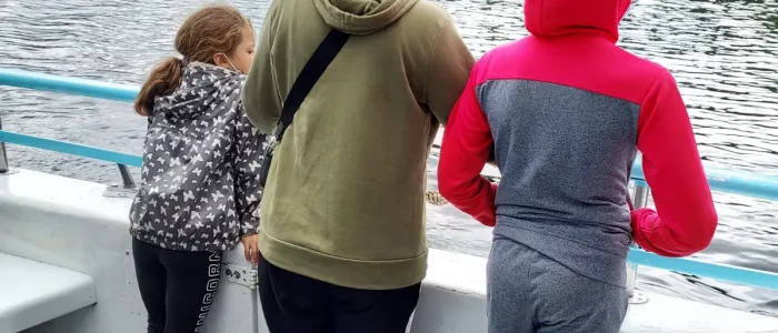 Bol d'air, trois personnes regardant un lac depuis un bateau