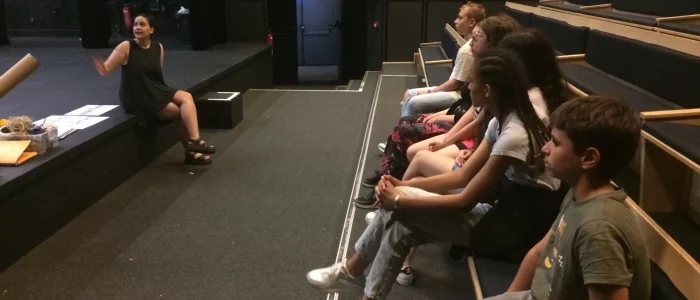 Théâtre, groupe de jeunes assis dans les gradins